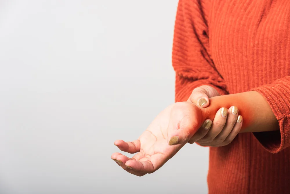 What Carpal Tunnel Syndrome Feels Like & When to Seek Help