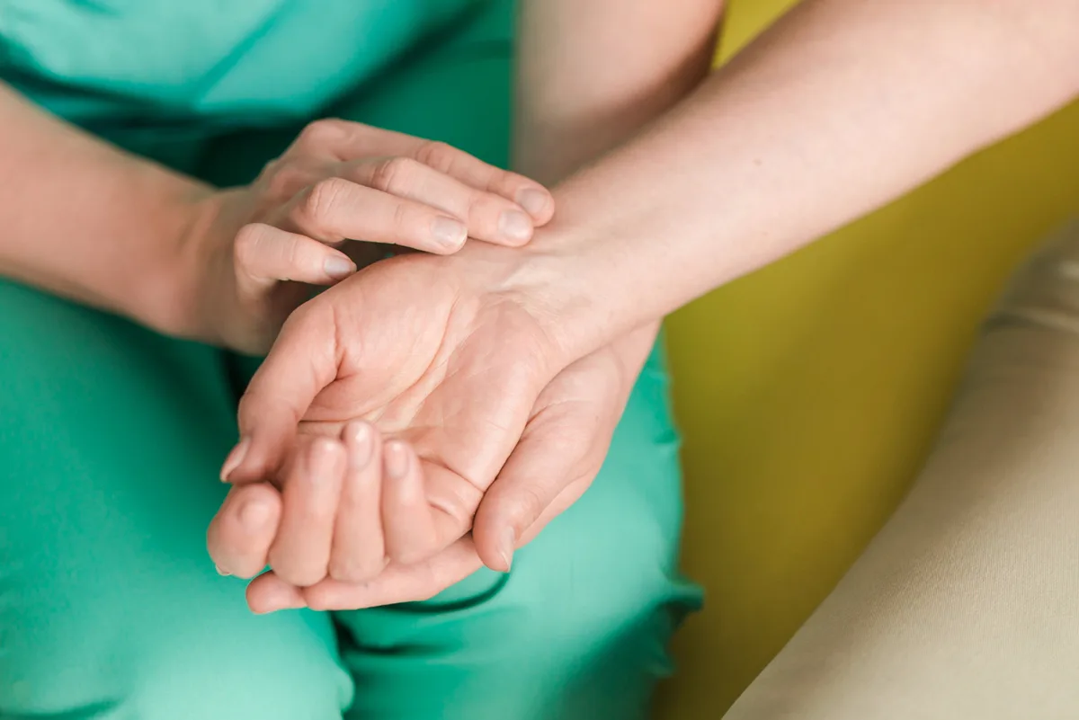 Difference Between Carpal Tunnel Syndrome & Wrist Tendonitis